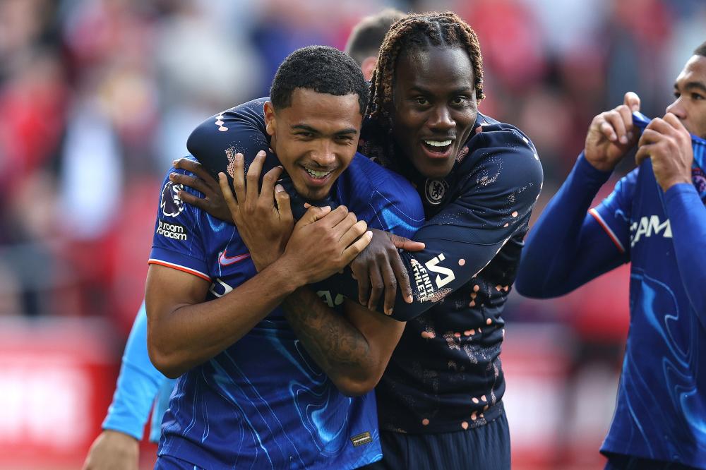 湖人官方发布：世界体操冠军能学会湖人啦啦队的舞蹈动作吗？